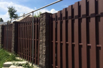 Забор из евроштакетника с кирпичными столбами 25 метров фото в Горбатове