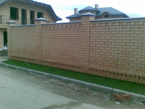 Кирпичный забор сплошной 30 метров фото под ключ с установкой
