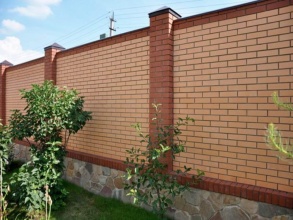 Кирпичный забор сплошной 80 метров фото в Горбатове