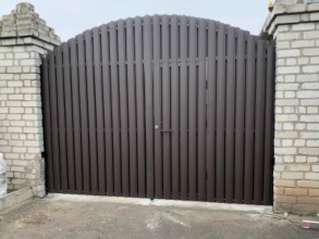 Ворота распашные из евроштакетника - пример 2 фото в Горбатове