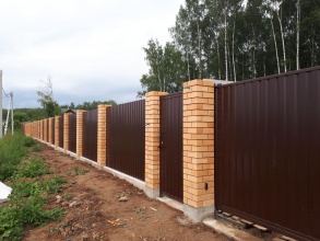 Кирпичный забор на ленточном фундаменте 12 метров фото в Горбатове