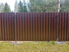 Забор из евроштакетника с утрамбовкой щебнем 20 метров фото с установкой