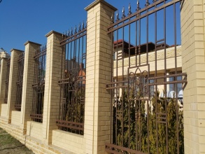 Кирпичный забор с ковкой  10 метров фото в Горбатове