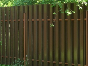 Забор из евроштакетника с бетонированием столбов 12 метров фото в Горбатове