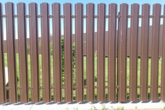 Забор из евроштакетника на ленточном фундаменте 80 метров фото цена за метр