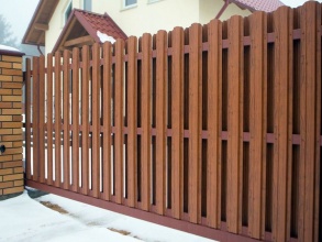 Забор из евроштакетника с кирпичными столбами 200 метров фото в Горбатове