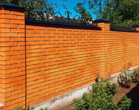 Кирпичный забор на ленточном фундаменте 10 метров фото недорого