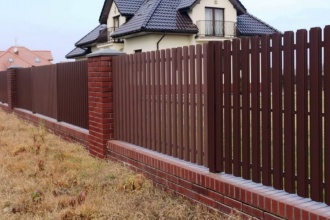 Забор из евроштакетника с кирпичными столбами 8 соток фото в Горбатове